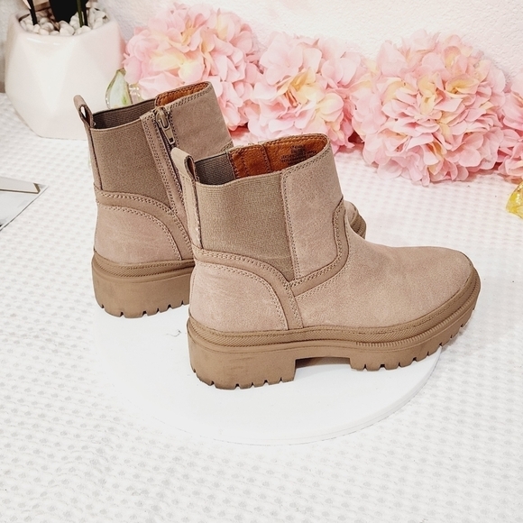 LUCKY Brand Eabile Chelsie Lug Sole Booties Size 6M - Picture 6 of 11